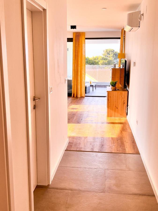 Villa Mirno More Apartments Malinska Bagian luar foto
