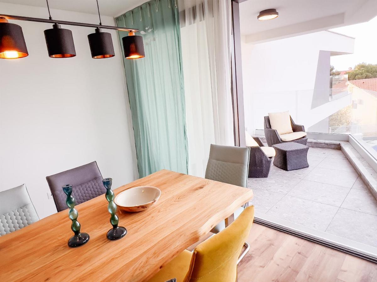 Villa Mirno More Apartments Malinska Bagian luar foto