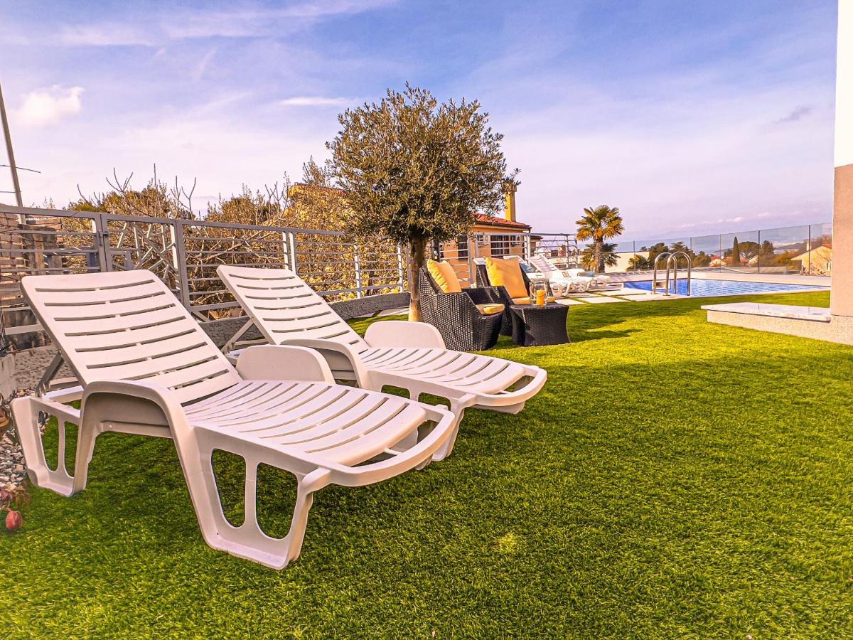Villa Mirno More Apartments Malinska Bagian luar foto