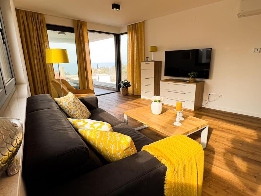 Villa Mirno More Apartments Malinska Bagian luar foto
