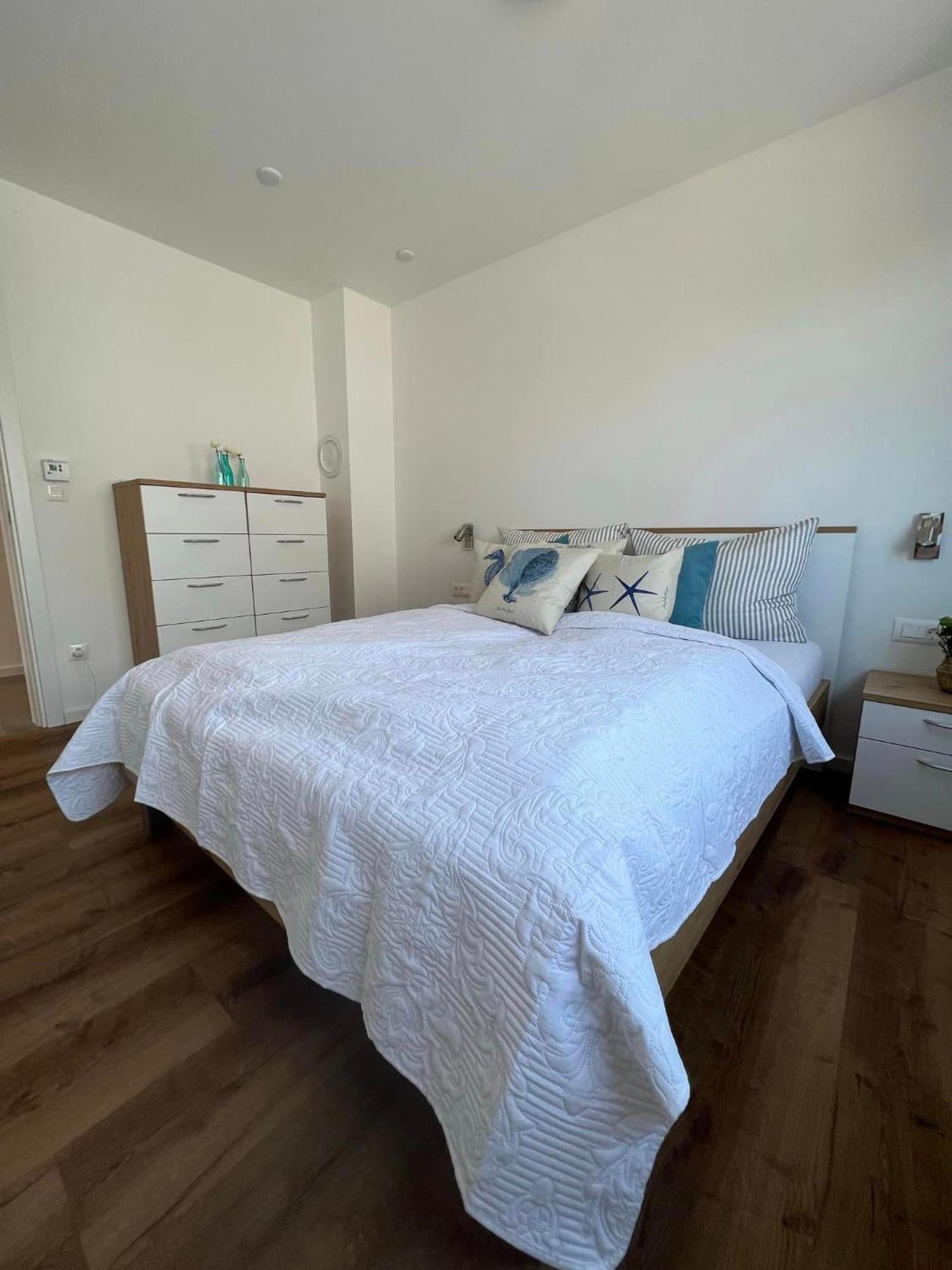 Villa Mirno More Apartments Malinska Bagian luar foto